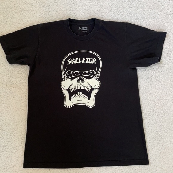 Two Graphic T-shirts Men’s Size Large - Picture 7 of 10